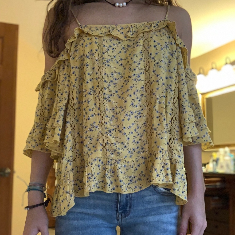 Flowy American Eagle cold shoulder floral blouse🌼